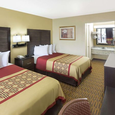 Days Inn By Wyndham Columbus-North Fort Moore Exterior photo