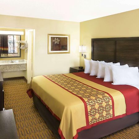 Days Inn By Wyndham Columbus-North Fort Moore Exterior photo