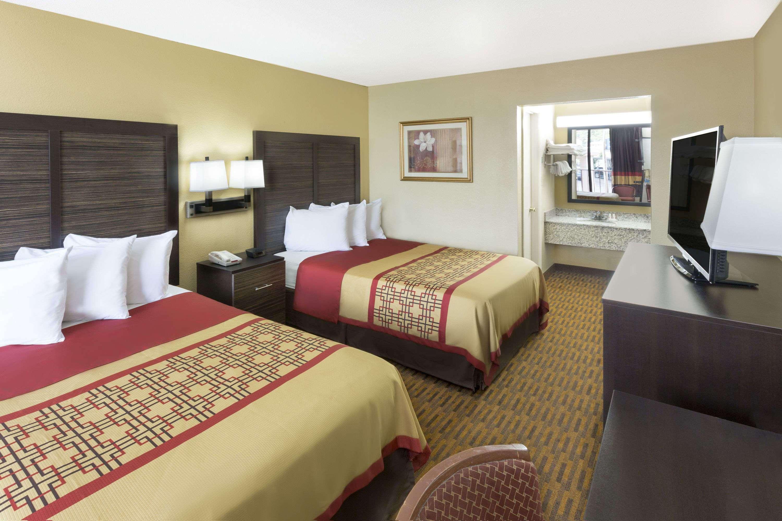 Days Inn By Wyndham Columbus-North Fort Moore Exterior photo