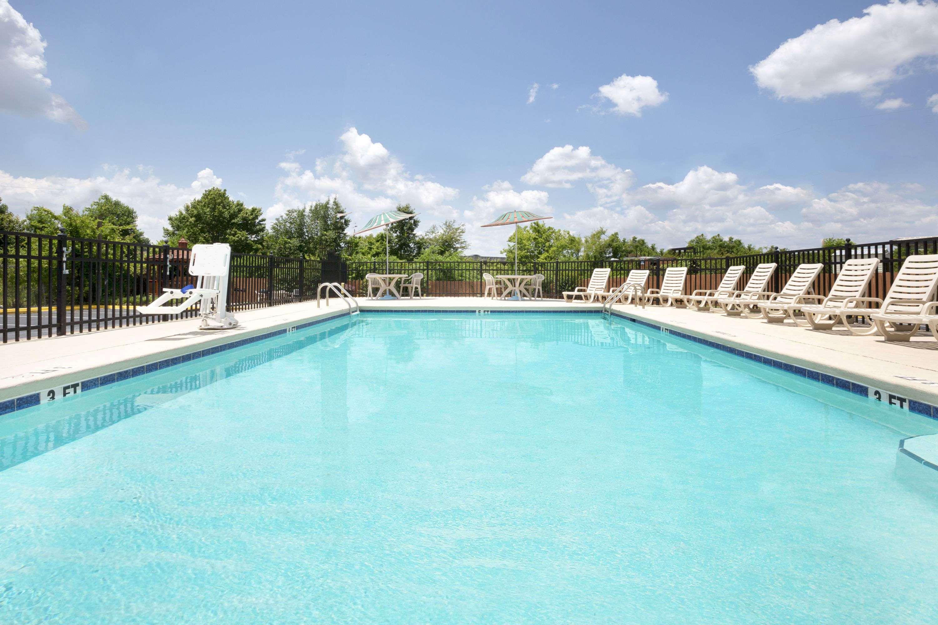 Days Inn By Wyndham Columbus-North Fort Moore Exterior photo