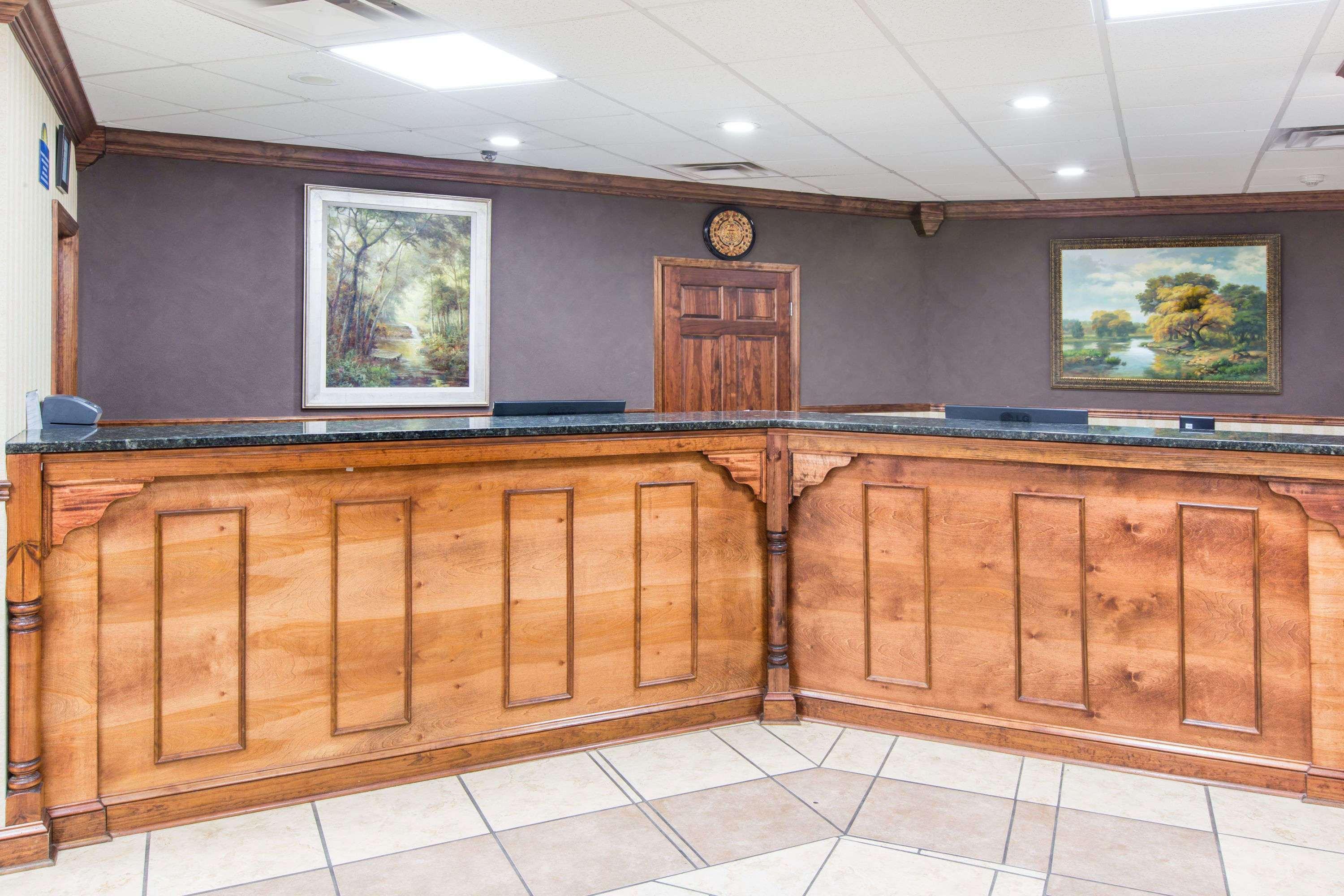 Days Inn By Wyndham Columbus-North Fort Moore Exterior photo