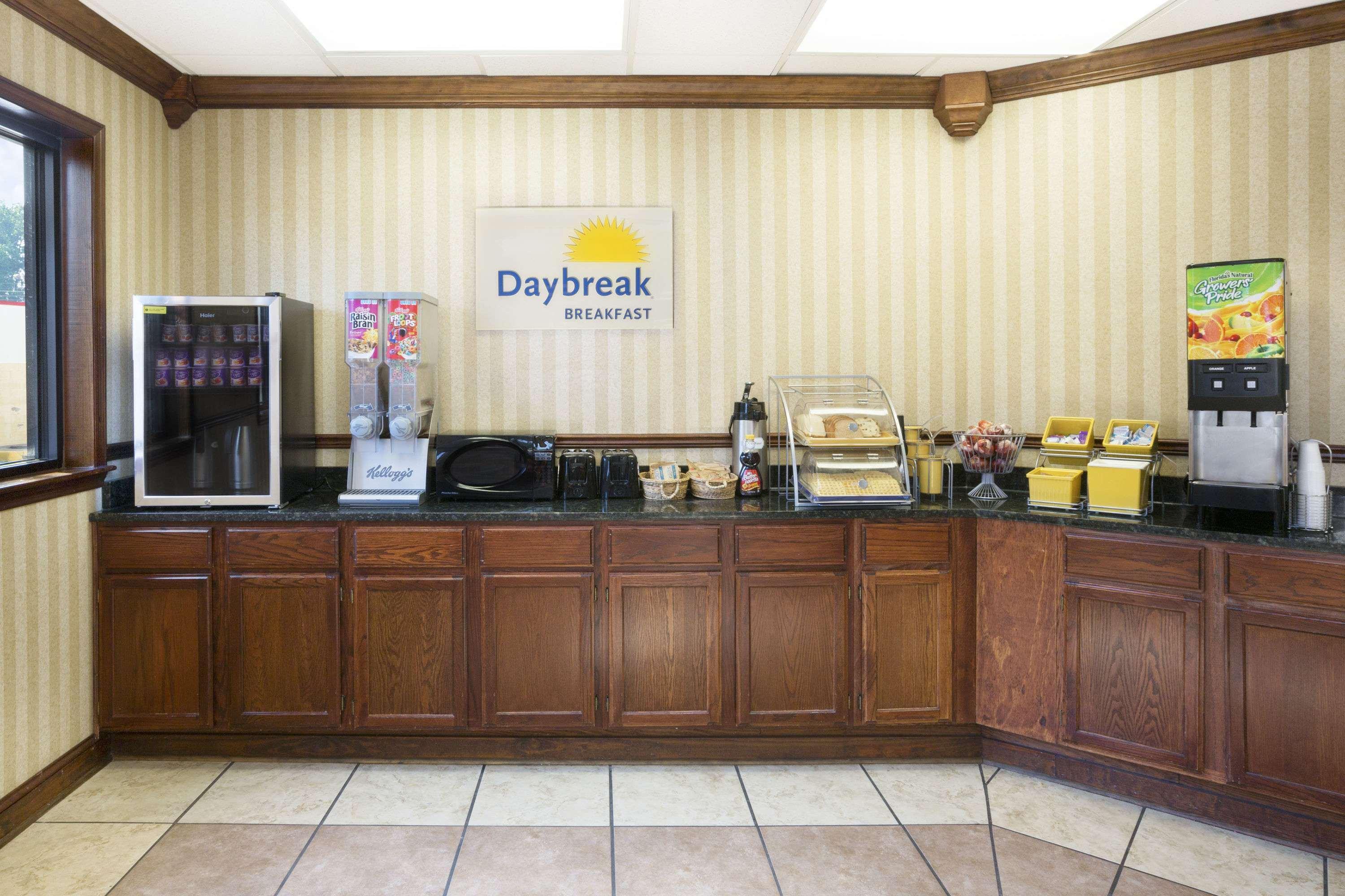 Days Inn By Wyndham Columbus-North Fort Moore Exterior photo