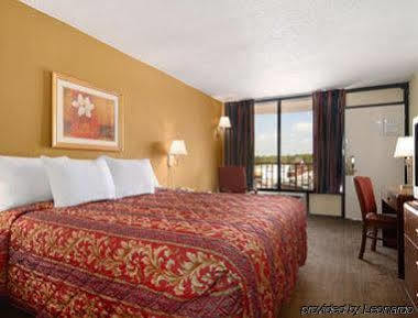 Days Inn By Wyndham Columbus-North Fort Moore Exterior photo